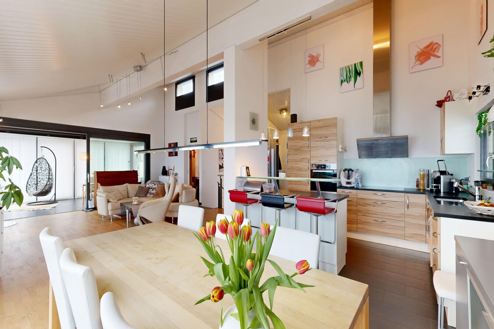 cuisine avec light brown cabinets, armoires marron clair, inside community, hotte, et high ceiling