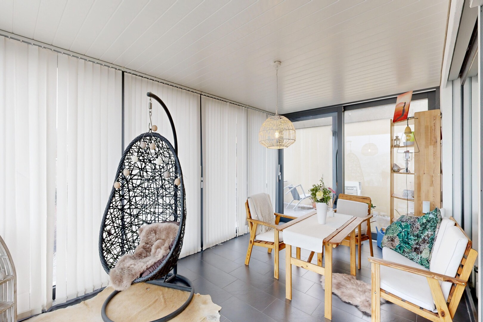 salle à manger avec natural light, lumière naturelle, et inside property