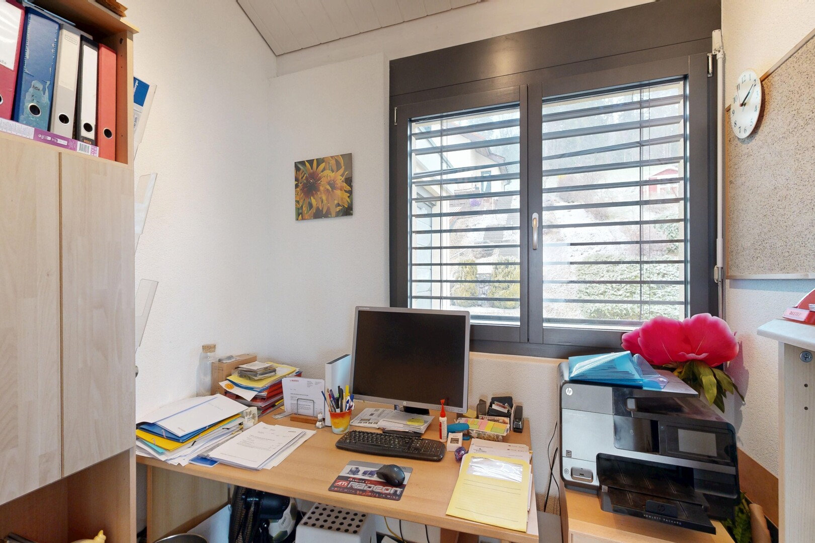 bureau avec inside property, télévision, lumière naturelle, natural light, et espace bureau