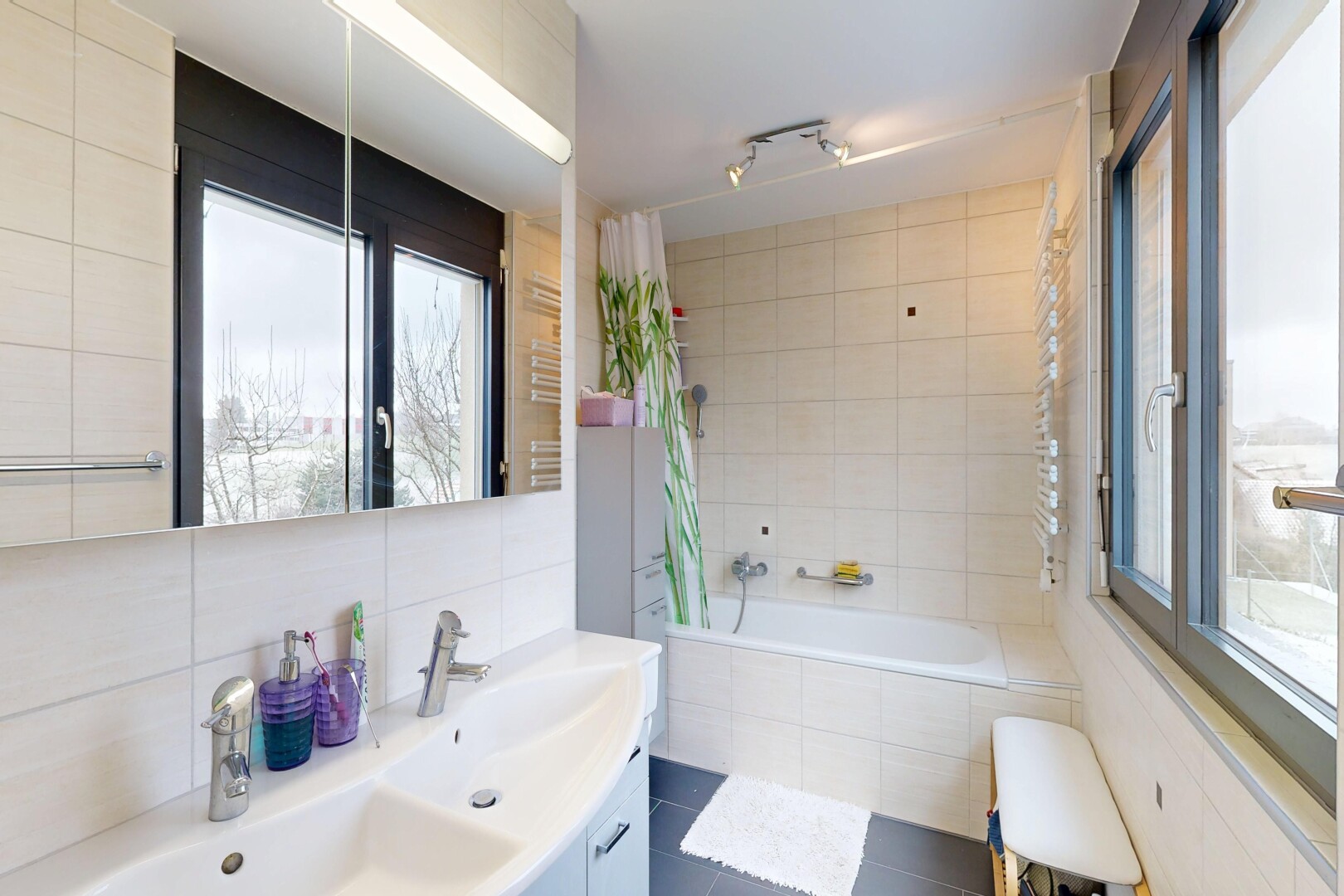 salle de bains avec salle de bain complète, douche-bain combinés, tile wall, mur en carrelage, et inside property