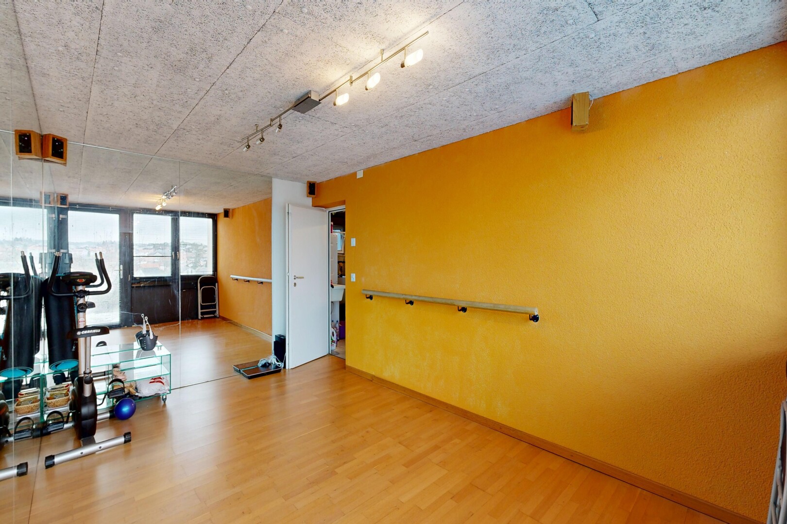 gym avec lumière naturelle, natural light, sol en finition bois, wood finish floor, et inside property