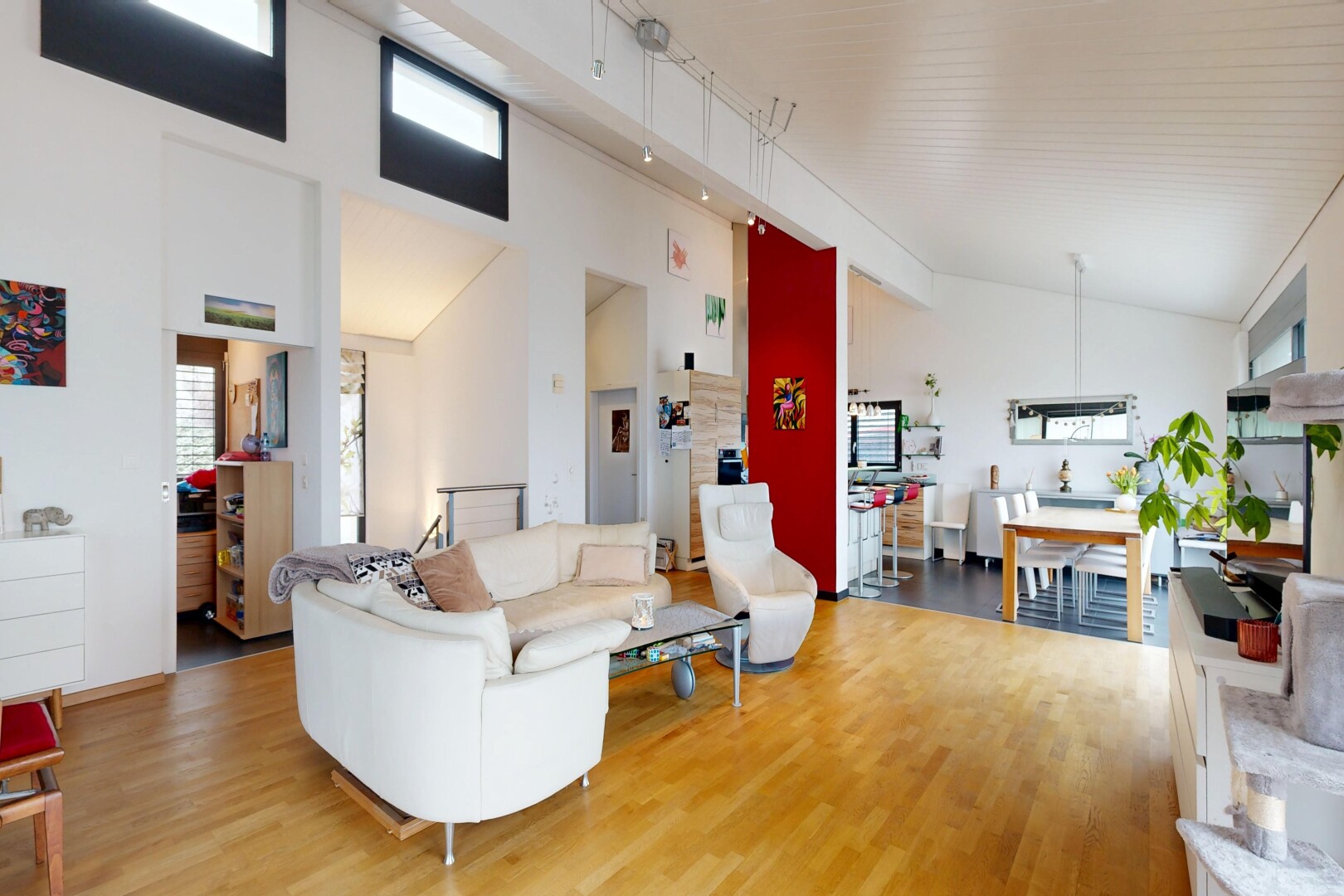 salon / salle à manger avec inside property, sol en finition bois, wood finish floor, lumière naturelle, et natural light
