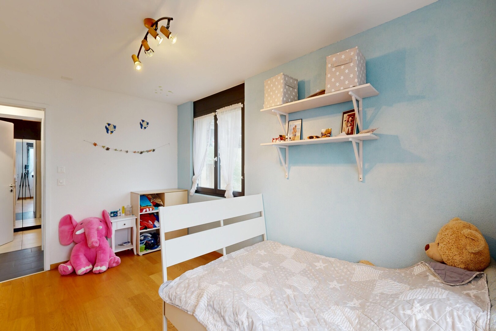 chambre avec sol en finition bois, wood finish floor, inside property, cloison sèche, et drywall