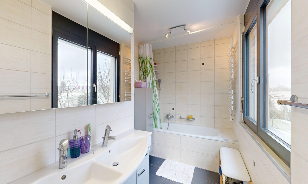salle de bains avec salle de bain complète, douche-bain combinés, tile wall, mur en carrelage, et inside property