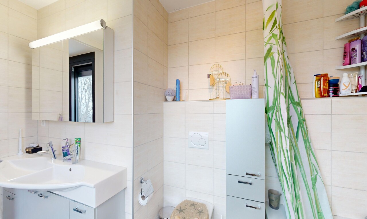 salle de bains avec miroir, tile wall, mur en carrelage, salle de bain complète, et lavabo (ou coiffeuse selon le contexte)