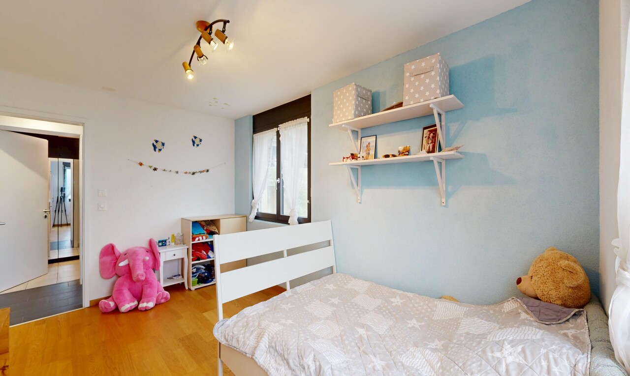 chambre avec sol en finition bois, wood finish floor, inside property, cloison sèche, et drywall