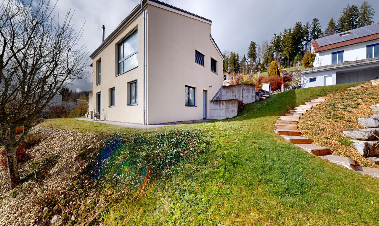 façade avec pelouse, bardage en stuc, et property visible