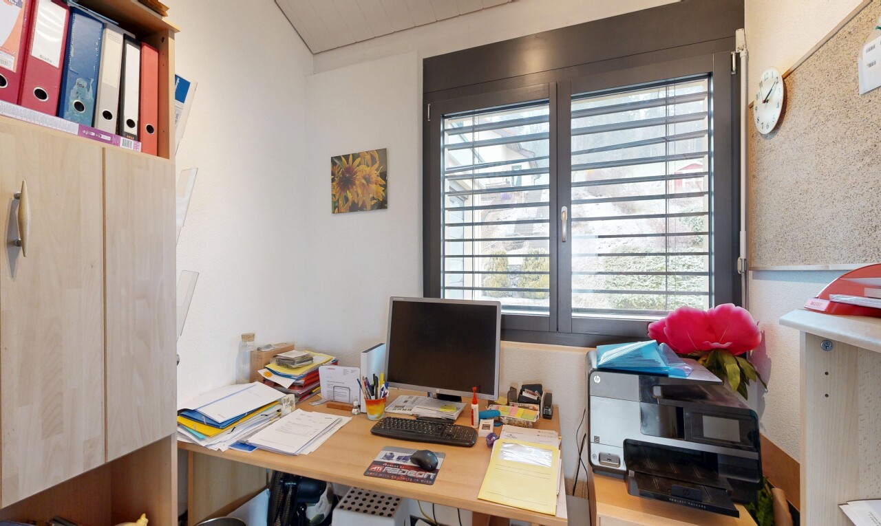 bureau avec inside property, télévision, lumière naturelle, natural light, et espace bureau