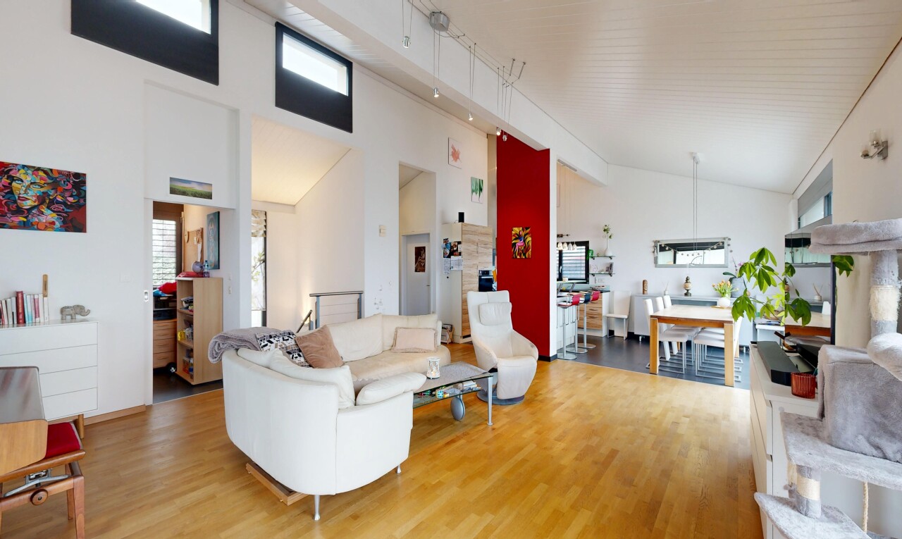 salon / salle à manger avec inside property, sol en finition bois, wood finish floor, lumière naturelle, et natural light