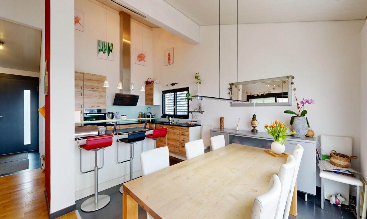 cuisine avec inside property, drywall, cloison sèche, télévision, et dark countertops