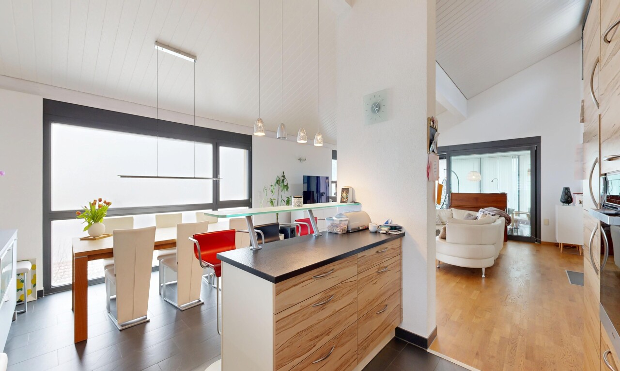 cuisine avec inside property, lumière naturelle, natural light, sol en finition bois, et wood finish floor
