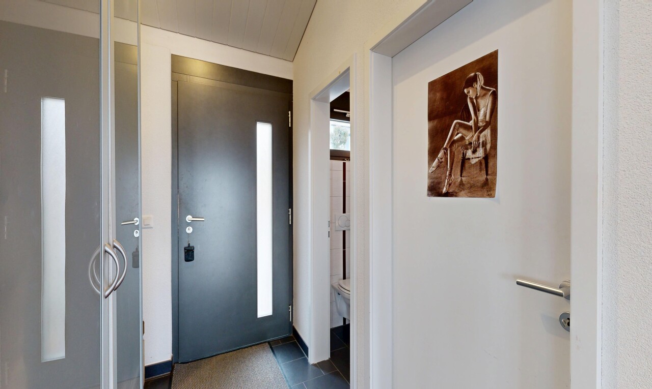 couloir avec inside property, dark floor, sol en carrelage, tile floor, et cloison sèche