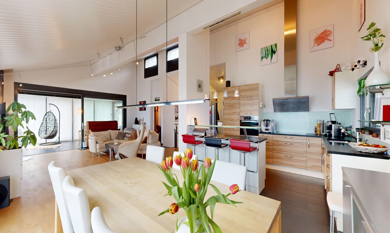 cuisine avec light brown cabinets, armoires marron clair, inside community, hotte, et high ceiling