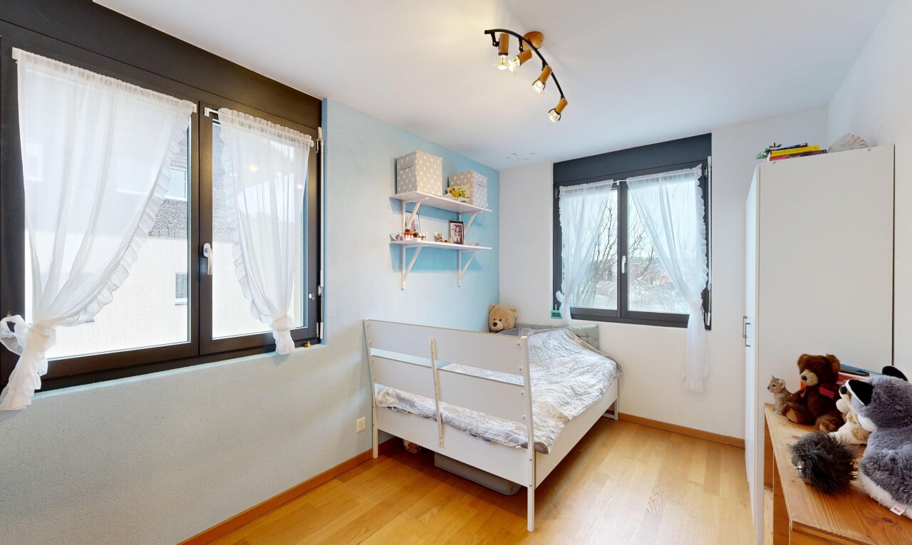 chambre avec inside property, drywall, cloison sèche, wood finish floor, et sol en finition bois