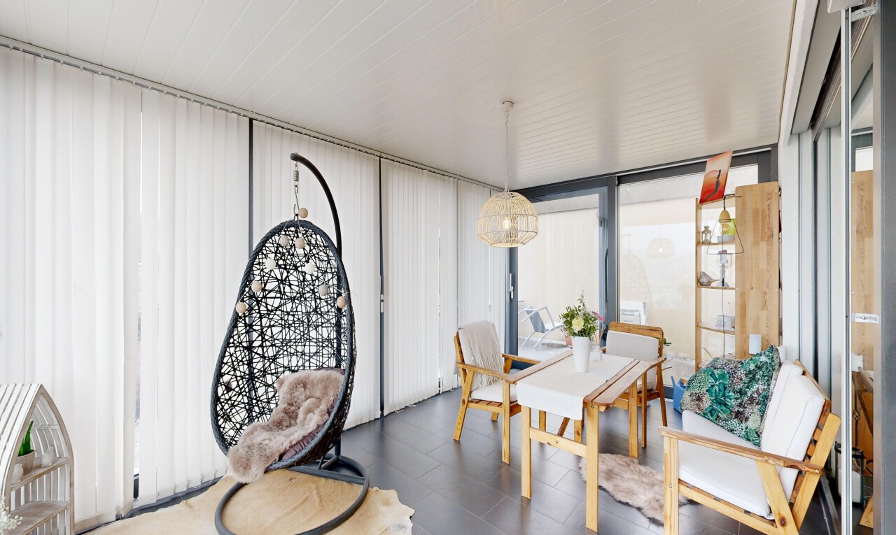 salle à manger avec natural light, lumière naturelle, et inside property
