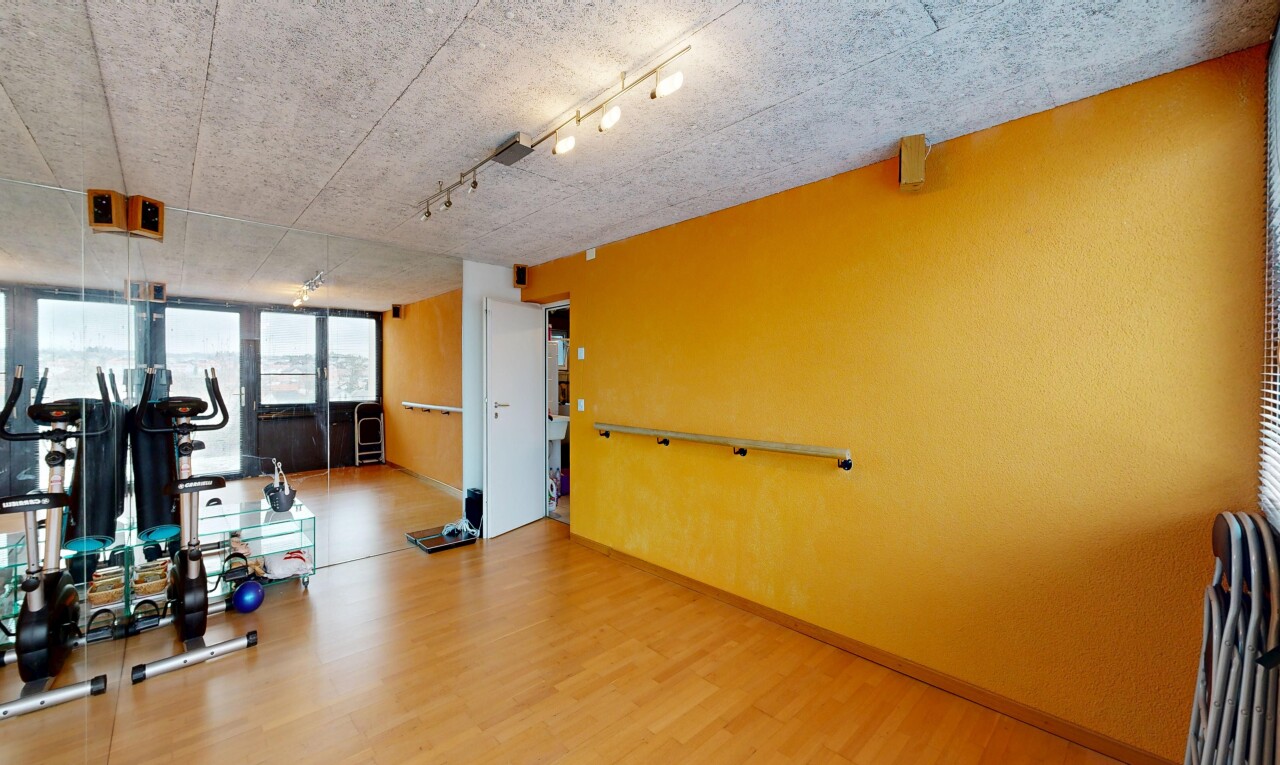 gym avec lumière naturelle, natural light, sol en finition bois, wood finish floor, et inside property