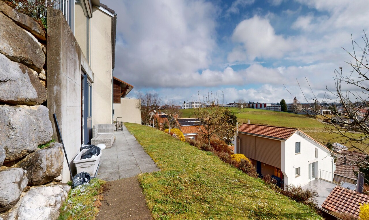 jardin avec day time, pelouse, et terrasse