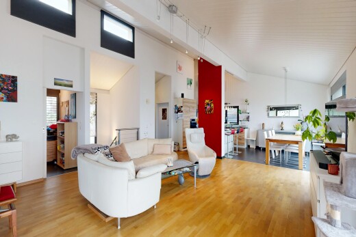 salon / salle à manger avec inside property, sol en finition bois, wood finish floor, lumière naturelle, et natural light