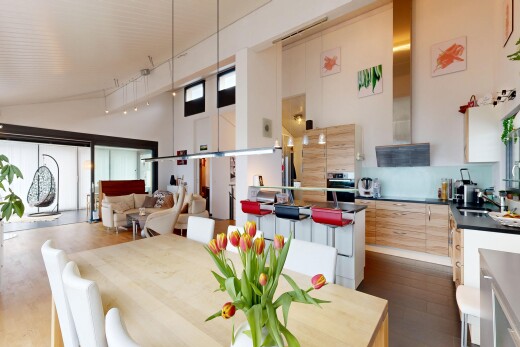 küche mit light brown cabinets, hellbraune schränke, inside community, dunstabzugshaube, und high ceiling
