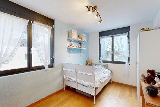zimmer / schlafzimmer mit inside property, drywall, gipskartonwand, wood finish floor, und holzfußboden