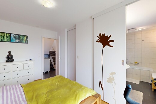 zimmer / schlafzimmer mit gipskartonwand, drywall, und inside property