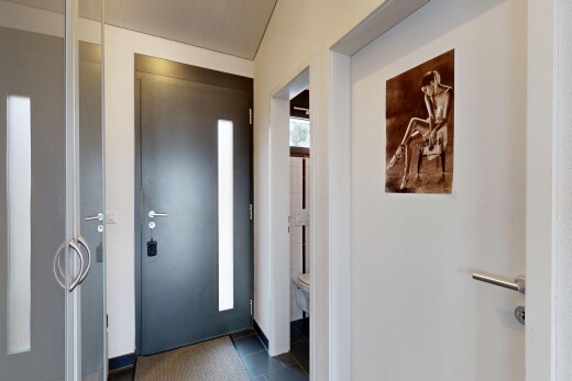 couloir avec inside property, dark floor, sol en carrelage, tile floor, et cloison sèche