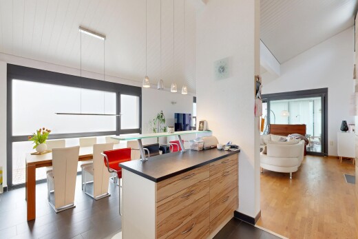 cuisine avec inside property, lumière naturelle, natural light, sol en finition bois, et wood finish floor