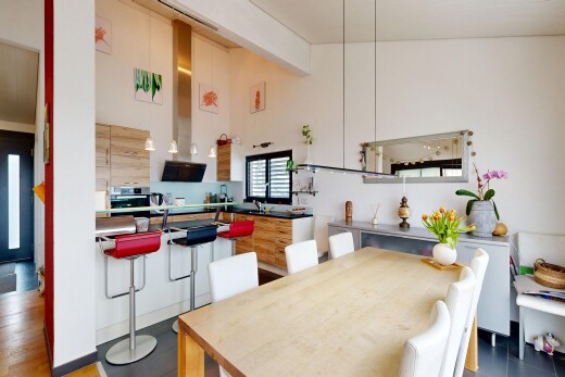 küche mit inside property, drywall, gipskartonwand, fernseher, und dark countertops