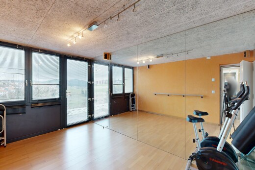 gym avec track lighting, éclairage sur rail, natural light, lumière naturelle, et inside property