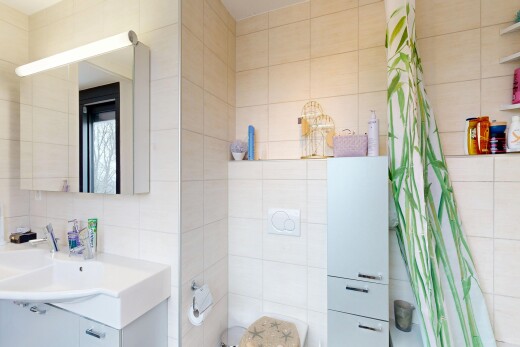 salle de bains avec miroir, tile wall, mur en carrelage, salle de bain complète, et lavabo (ou coiffeuse selon le contexte)