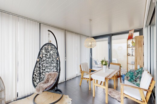 salle à manger avec natural light, lumière naturelle, et inside property