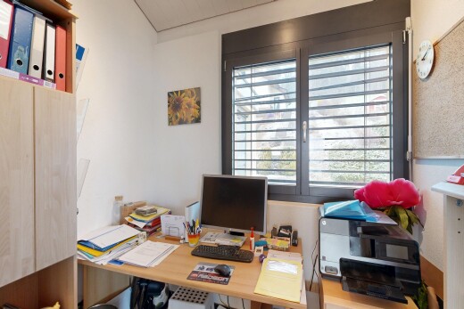 bureau avec inside property, télévision, lumière naturelle, natural light, et espace bureau