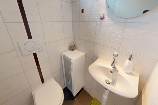 bad mit fliesenwand, tile wall, spiegel, inside property, und gäste-wc