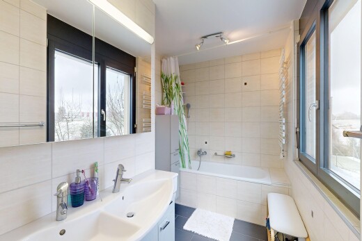 salle de bains avec salle de bain complète, douche-bain combinés, tile wall, mur en carrelage, et inside property