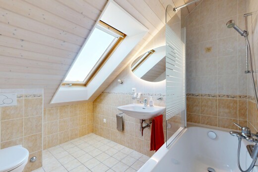 bad mit inside property, kombiniertes bad / dusche, tile wall, fliesenwand, und spiegel