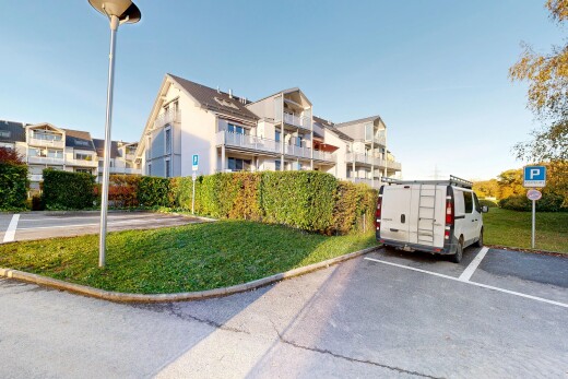 außenansicht mit day time, parkplatz, und rasen