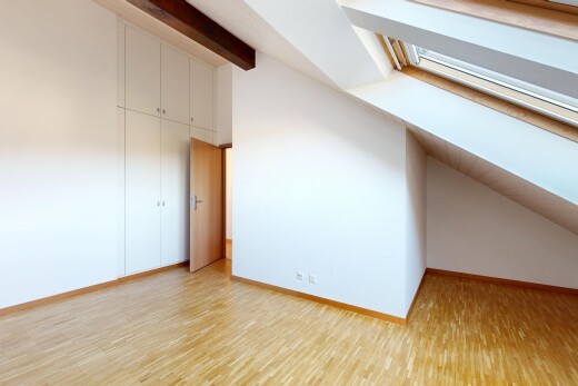 leerer raum mit drywall, gipskartonwand, beamed ceiling, balkendecke, und wood finish floor