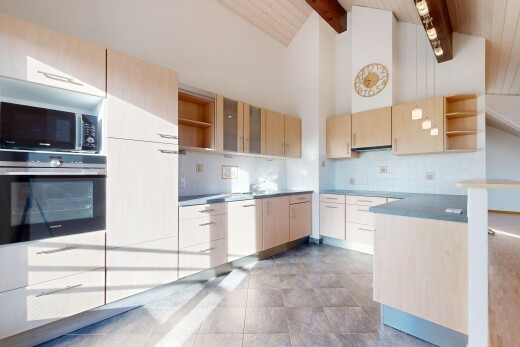 küche mit offene regale, hellbraune schränke, küchenrückwand beim herd, küchenrückwand beim Herd, und ofen