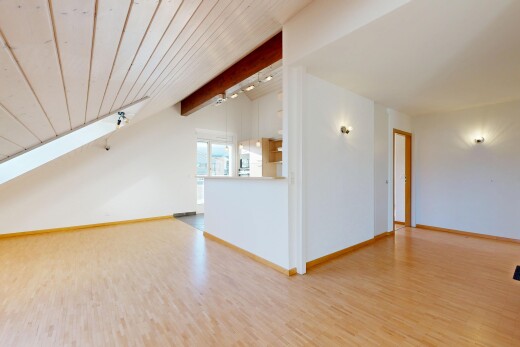 leerer raum mit natural light, natürliches licht, beamed ceiling, balkendecke, und wood finish floor