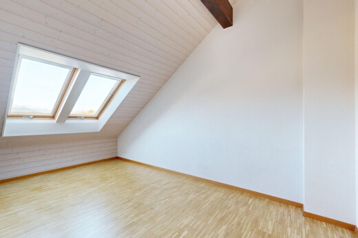 leerer raum mit inside property, vaulted ceiling, dachschräge, dachfenster, und natural light