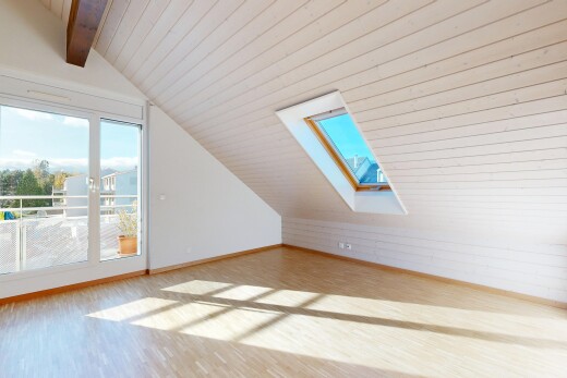 leerer raum mit vaulted ceiling, dachschräge, inside property, wood finish floor, und holzfußboden