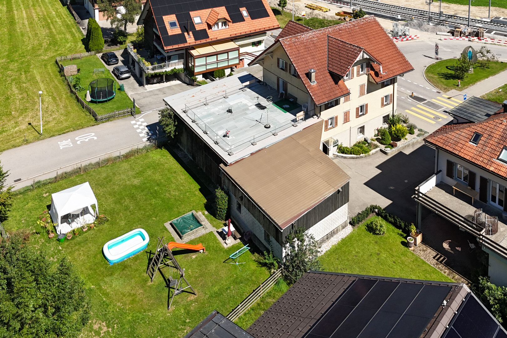 façade avec aerial view et pelouse
