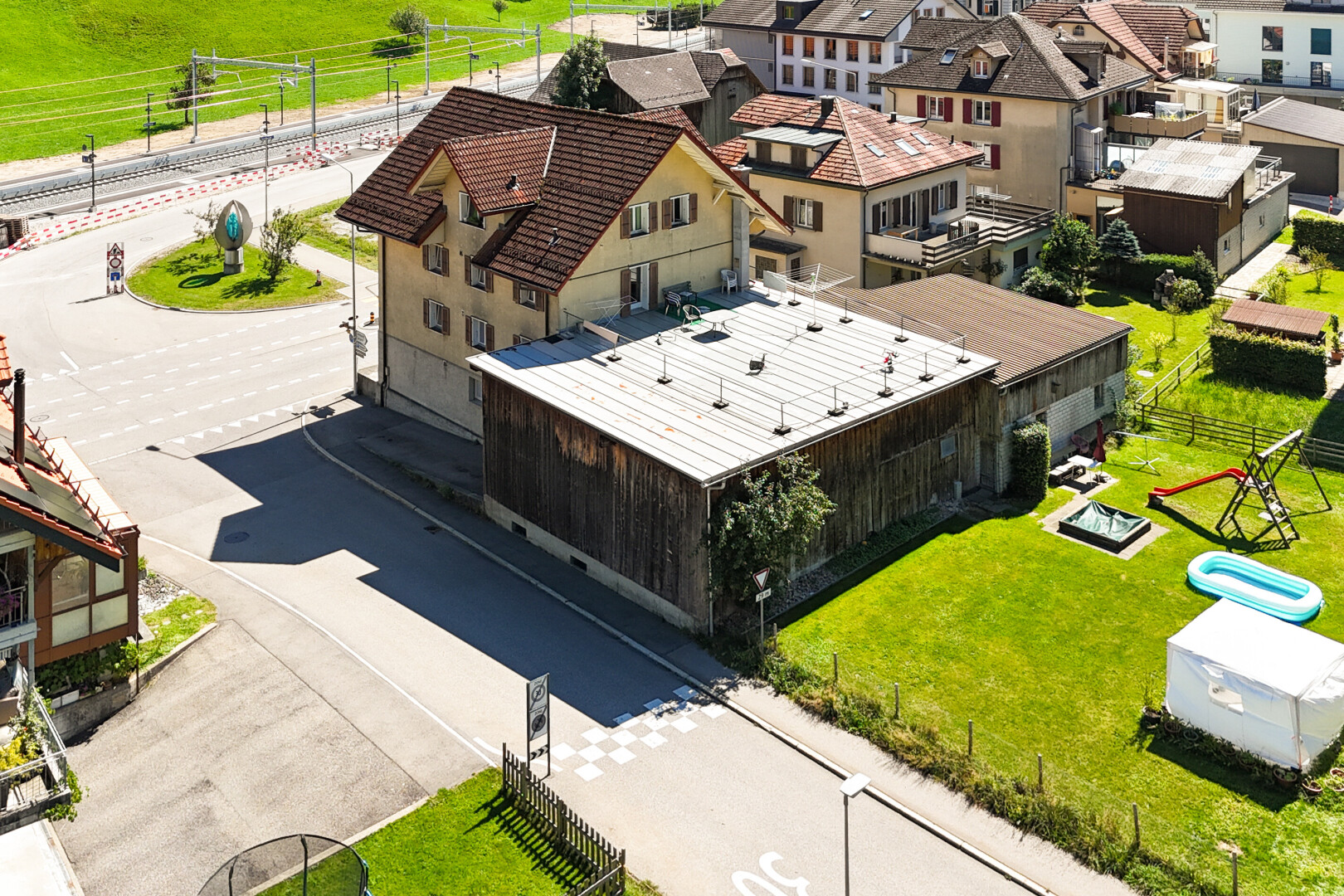 façade avec clôture, pelouse, drone view, vue résidentielle, et residential view