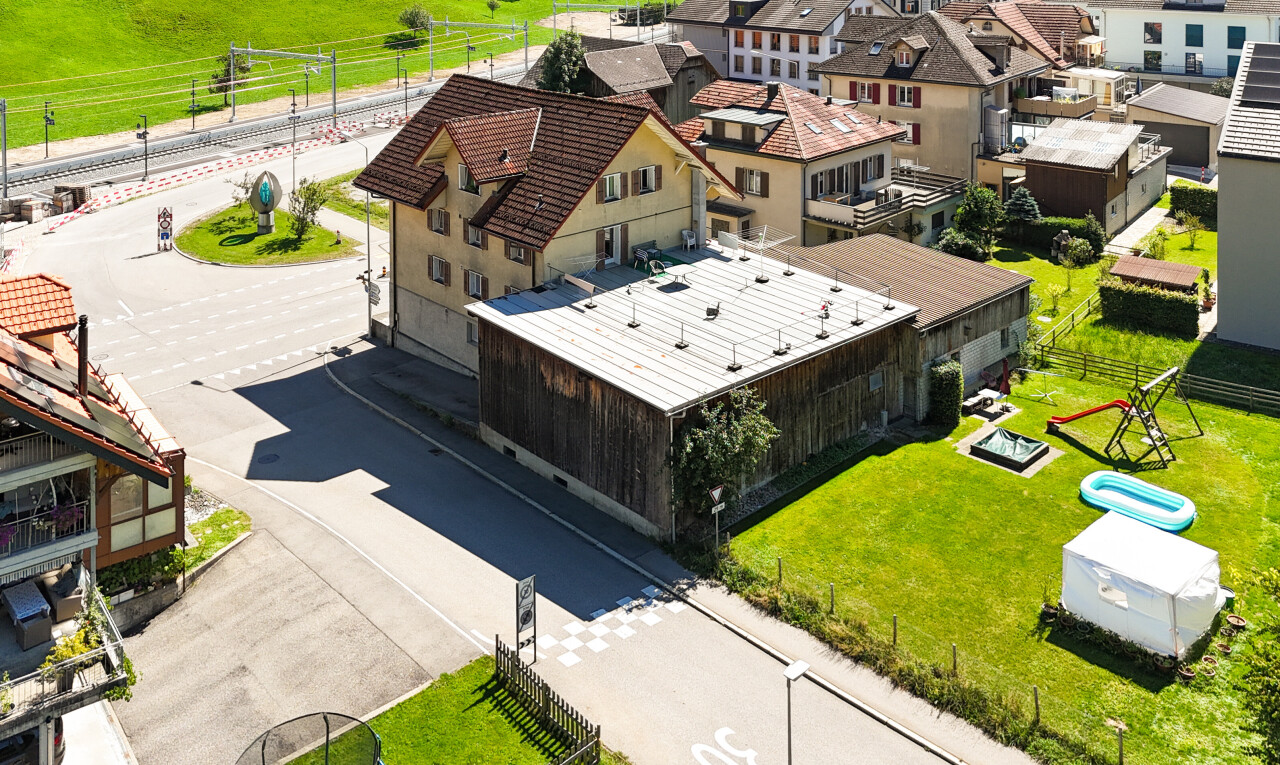 façade avec clôture, pelouse, drone view, vue résidentielle, et residential view