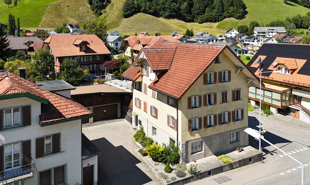 façade avec vue résidentielle, residential view, bardage en stuc, et drone view