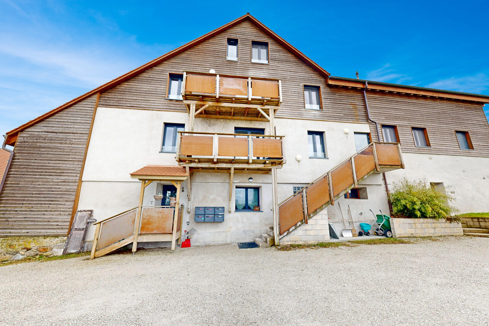façade avec bardage en bois, bardage en stuc, bardage horizontal, et balcon