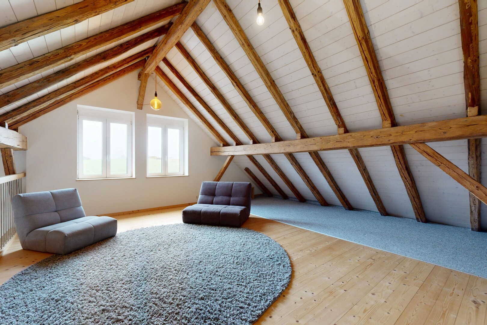 salon avec plafond cathédrale, plafond à poutres, lumière naturelle, sol en finition bois, et plafond voûté