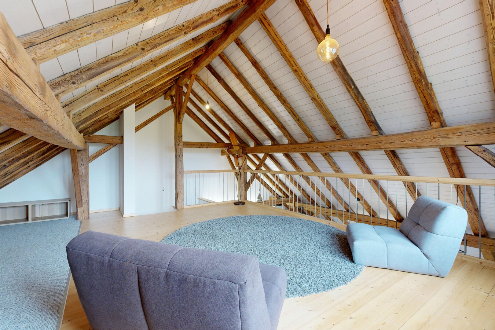 chambre avec plafond cathédrale, plafond à poutres, et plafond voûté