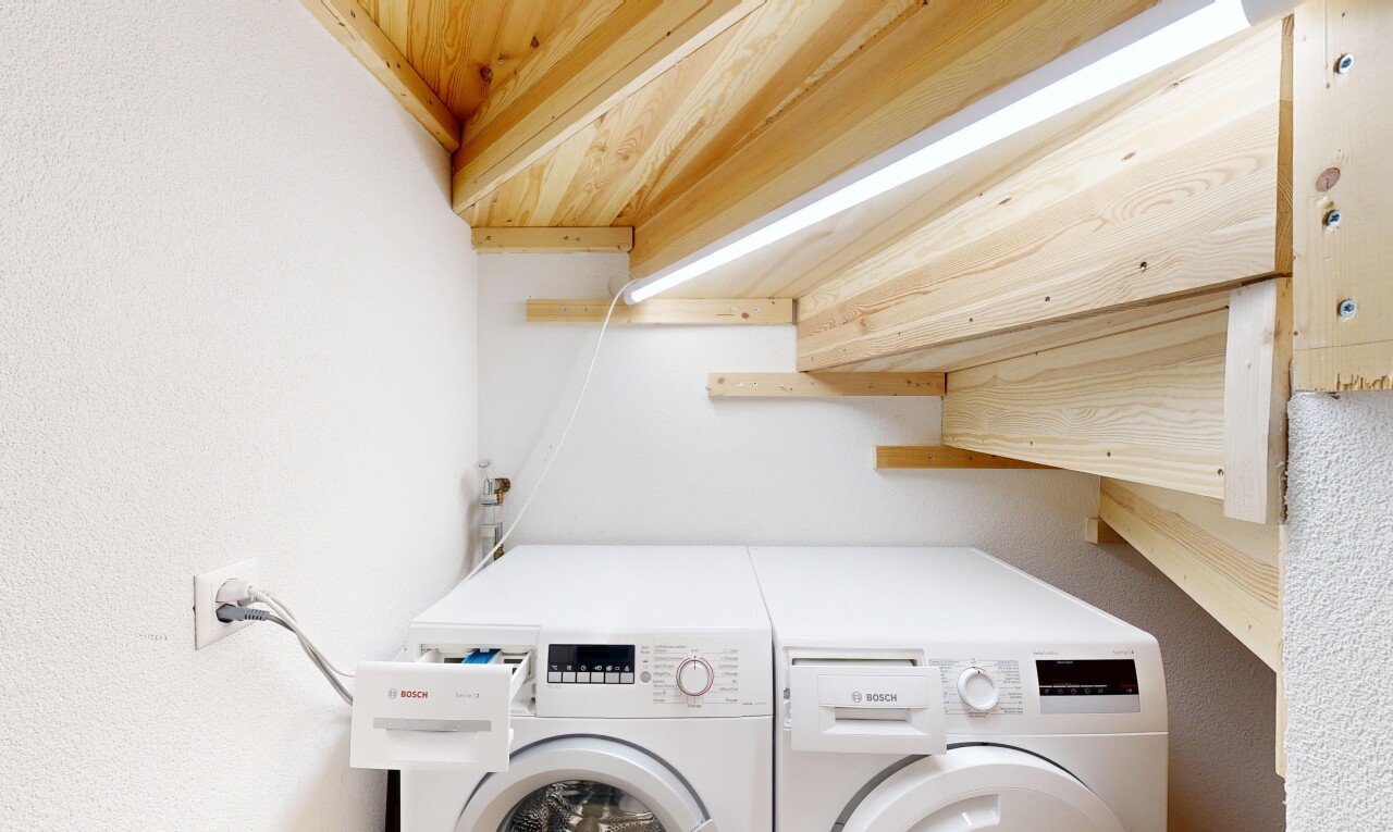 buanderie avec lave-linge et sèche-linge séparés