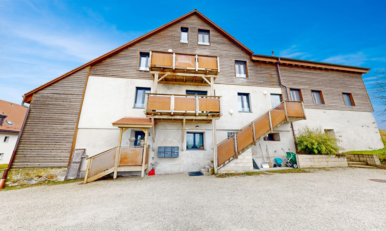 façade avec bardage en bois, bardage en stuc, bardage horizontal, et balcon